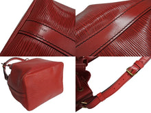 Load image into Gallery viewer, LOUIS VUITTON ルイヴィトン エピ ノエ 巾着ショルダーバッグ M44007 カスティリアンレッド レザー ゴールド金具 美品 中古 4b003408