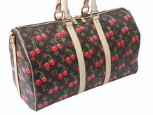 Load image into Gallery viewer, 新品未使用 LOUIS VUITTON ルイヴィトン モノグラム チェリー キーポル バンドリエール 45 新作 M13764 中古 4b002653