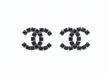 Load image into Gallery viewer, CHANEL シャネル ココマーク ピアス 重量約3.1g B18S刻印 ラインストーン メタル シルバー ブラック 両耳用 美品 中古 4b002796