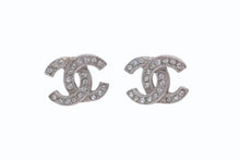 Load image into Gallery viewer, 極美品 CHANEL シャネル ココマーク ピアス 重量約2.6g F19V刻印 ラインストーン メタル シルバー クリア 両耳用 中古 4b002817