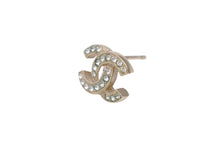 Load image into Gallery viewer, CHANEL シャネル ココマーク ピアス 重量約1.3g F20V刻印 ラインストーン メタル GP ゴールド クリア 片耳用 美品 中古 4b002820