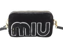 Load image into Gallery viewer, 極美品 MIUMIU ミュウミュウ 18-19AW シアリング ロゴ ショルダーバッグ ブラック 黒 ファー 5BH084 ゴールド金具 中古 4b002885