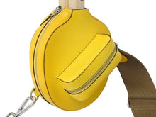 Load image into Gallery viewer, 新品未使用 FENDI フェンディ 卓球 セット ラケット ショルダーケース イタリア製 イエロー レザー 中古 4b002909