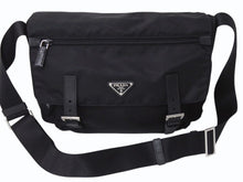 Load image into Gallery viewer, PRADA プラダ VERA トライアングルロゴ ショルダーバッグ メッセンジャーバッグ ナイロン レザー ブラック シルバー金具 美品 中古 4b002978