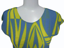 Load image into Gallery viewer, 新品同様 me ISSEY MIYAKE ミーイッセイミヤケ 転写 ワッフル プリーツ ブラウス ブルー イエロー ポリエステル MI51FK497 サイズF 中古 4b003194