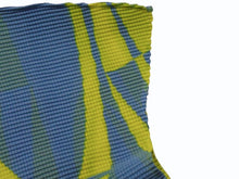 Load image into Gallery viewer, 新品同様 me ISSEY MIYAKE ミーイッセイミヤケ 転写 ワッフル プリーツ ブラウス ブルー イエロー ポリエステル MI51FK497 サイズF 中古 4b003194