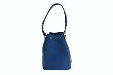 Load image into Gallery viewer, LOUIS VUITTON ルイヴィトン エピ ノエ ワンショルダーバッグ M44005 エピレザー ブルー ゴールド金具 美品 中古 4b003441