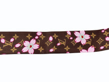 Load image into Gallery viewer, 極美品 LOUIS VUITTON ルイヴィトン 村上隆 バンドーBB スカーフ チェリーブロッサム モノグラム M96084 シルク ブラウン 中古 4b005388