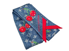 Load image into Gallery viewer, 極美品 LOUIS VUITTON ルイヴィトン 村上隆 バンドーBB スカーフ チェリー モノグラム デニム M96390 シルク ブルー 中古 4b005389
