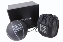 Load image into Gallery viewer, 新品未使用 CHANEL シャネル スポーツライン BASKETBALL バスケットボール ココマーク ブラック グレー ゴム ロゴ 7号球 中古 4b000765