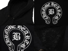 Load image into Gallery viewer, CHROME HEARTS クロムハーツ BELLA HD PLVR ベラハディッド イニシャル刺繍 ロゴプリント プルオーバーパーカーサイズM ブラック 美品 中古 4b008151