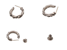 Load image into Gallery viewer, CHROMEHEARTS クロムハーツ HOOPSCROOL スクロールフープ ピアス 片耳 アクセサリー シルバーピアス '97刻印 シルバー925 3.8g 美品 中古 4b008466