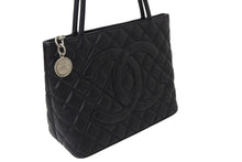 Load image into Gallery viewer, CHANEL シャネル ハンドバッグ 復刻トート キャビアスキン マトラッセ ココマーク 7番台 シルバー金具 美品 中古 4c068299