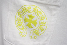 Load image into Gallery viewer, 極美品 CHROME HEARTS クロムハーツ ホースシュー プリント ロゴ 半袖Tシャツ ハリウッド限定 ホワイト イエロー コットン サイズM 中古 4c069094
