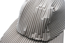 Load image into Gallery viewer, HOMME PLISSE ISSEY MIYAKE オムプリッセ イッセイミヤケ プリーツ キャップ HP31AA403 ポリエステル ベージュ 美品 中古 4c069656