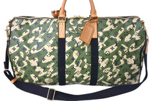 Load image into Gallery viewer, 新品同様 LOUIS VUITTON ルイヴィトン ×村上隆 キーポルバンドリエール55 モノグラムモフラージュ M95774 ゴールド金具 中古4c069918