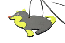 Load image into Gallery viewer, ポップアップ限定 新品未使用 LOUIS VUITTON ルイヴィトン ポルトアドレス 犬 チャーム M63280 モノグラム チタニウム 中古 4c070104