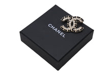 Load image into Gallery viewer, CHANEL シャネル ブローチ アクセサリー ココマーク メタル ラインストーン レザー F21V刻印 ゴールド ブラック 美品 中古 4c070599