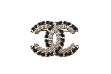 Load image into Gallery viewer, CHANEL シャネル ブローチ アクセサリー ココマーク メタル ラインストーン レザー F21V刻印 ゴールド ブラック 美品 中古 4c070599