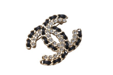 Load image into Gallery viewer, CHANEL シャネル ブローチ アクセサリー ココマーク メタル ラインストーン レザー F21V刻印 ゴールド ブラック 美品 中古 4c070599