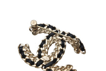 Load image into Gallery viewer, CHANEL シャネル ブローチ アクセサリー ココマーク メタル ラインストーン レザー F21V刻印 ゴールド ブラック 美品 中古 4c070599