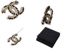 Load image into Gallery viewer, CHANEL シャネル ブローチ アクセサリー ココマーク メタル ラインストーン レザー F21V刻印 ゴールド ブラック 美品 中古 4c070599