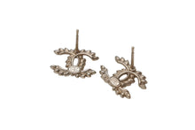 Load image into Gallery viewer, CHANEL シャネル ココマーク 両耳ピアス ラインストーン アクセサリー C20刻印 メタル ラインストーン ゴールド 美品 中古 4c070600
