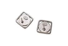 Load image into Gallery viewer, CHANEL シャネル 両耳ピアス ココマーク パール ラインストーン F20S刻印 メタル シルバー ベージュ シルバー金具 美品 中古 4c070601