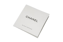 Load image into Gallery viewer, CHANEL シャネル 両耳ピアス ココマーク パール ラインストーン F20S刻印 メタル シルバー ベージュ シルバー金具 美品 中古 4c070601