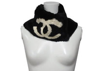 Load image into Gallery viewer, CHANEL シャネル デカココマーク ラパンネックウォーマー マフラー フランス製 ラパン ブラック ホワイト 美品 中古 4c070623