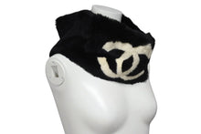 Load image into Gallery viewer, CHANEL シャネル デカココマーク ラパンネックウォーマー マフラー フランス製 ラパン ブラック ホワイト 美品 中古 4c070623