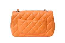 Load image into Gallery viewer, 極美品 CHANEL シャネル 横長 20cm ショルダーバッグ A69900 31番台 ミニマトラッセショルダーチェーン オレンジ ラムスキン 中古 4c070888