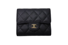Load image into Gallery viewer, 極美品 CHANEL シャネル クラシック スモール フラップ ウォレット 三つ折り財布 ランダム キャビアスキン ブラック 美品 中古 4c070910