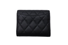 Load image into Gallery viewer, 極美品 CHANEL シャネル クラシック スモール フラップ ウォレット 三つ折り財布 ランダム キャビアスキン ブラック 美品 中古 4c070910