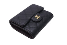 Load image into Gallery viewer, 極美品 CHANEL シャネル クラシック スモール フラップ ウォレット 三つ折り財布 ランダム キャビアスキン ブラック 美品 中古 4c070910