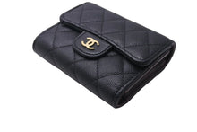 Load image into Gallery viewer, 極美品 CHANEL シャネル クラシック スモール フラップ ウォレット 三つ折り財布 ランダム キャビアスキン ブラック 美品 中古 4c070910