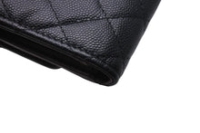 Load image into Gallery viewer, 極美品 CHANEL シャネル クラシック スモール フラップ ウォレット 三つ折り財布 ランダム キャビアスキン ブラック 美品 中古 4c070910