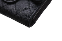 Load image into Gallery viewer, 極美品 CHANEL シャネル クラシック スモール フラップ ウォレット 三つ折り財布 ランダム キャビアスキン ブラック 美品 中古 4c070910