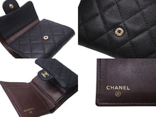 Load image into Gallery viewer, 極美品 CHANEL シャネル クラシック スモール フラップ ウォレット 三つ折り財布 ランダム キャビアスキン ブラック 美品 中古 4c070910