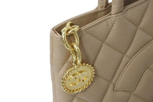 Load image into Gallery viewer, CHANEL シャネル 復刻トート 8番台 ハンドバッグ ココマーク キャビアスキン ベージュ ゴールド金具 美品 中古 4c070922
