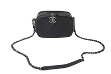 Load image into Gallery viewer, CHANEL シャネル ショルダーバッグ 20番台 ココボーイ ココマーク チェーンショルダー ブラック ラムスキン 美品 中古 4c070943