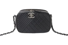 Load image into Gallery viewer, CHANEL シャネル ショルダーバッグ 20番台 ココボーイ ココマーク チェーンショルダー ブラック ラムスキン 美品 中古 4c070943