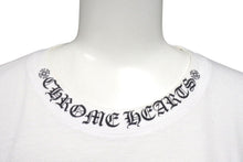 Load image into Gallery viewer, Chrome hearts クロムハーツ ネックロゴ バッククロスロゴ プリントポケットサイズ XL ホワイト 新型 美品 中古 4c071054