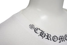 Load image into Gallery viewer, Chrome hearts クロムハーツ ネックロゴ バッククロスロゴ プリントポケットサイズ XL ホワイト 新型 美品 中古 4c071054