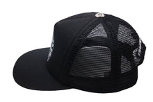 Load image into Gallery viewer, CHROME HEARTS クロムハーツ ドーバーストリートマーケット トラッカーキャップ CHロゴ刺繍 クロスボール シルバー 925 ブラック 美品 中古 4c071072