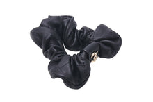 Load image into Gallery viewer, CHANEL シャネル マトラッセ ココマーク シュシュ ヘアアクセサリー A21K レザー ブラック ゴールド金具 美品 中古 4c071364