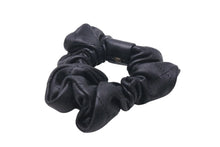 Load image into Gallery viewer, CHANEL シャネル マトラッセ ココマーク シュシュ ヘアアクセサリー A21K レザー ブラック ゴールド金具 美品 中古 4c071364