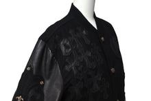 Load image into Gallery viewer, 極美品 CHROME HEARTS クロムハーツ レターマン クロスレザーパッチ ブラック カシミヤ シルク ジャケット S 中古 4c071658
