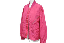 Load image into Gallery viewer, LOUIS VUITTON ルイヴィトン ナイロンジャケット ブルゾン RM151 サイズ52 ナイロン ピンク 美品 中古 4c071672