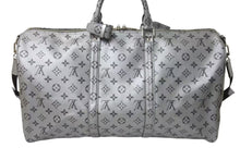 Load image into Gallery viewer, LOUIS VUITTON ルイヴィトン キーポル バンドリエール50 ボストンバッグ M43848 モノグラム 18SS シルバー PVC レザー 美品 中古 4c073978